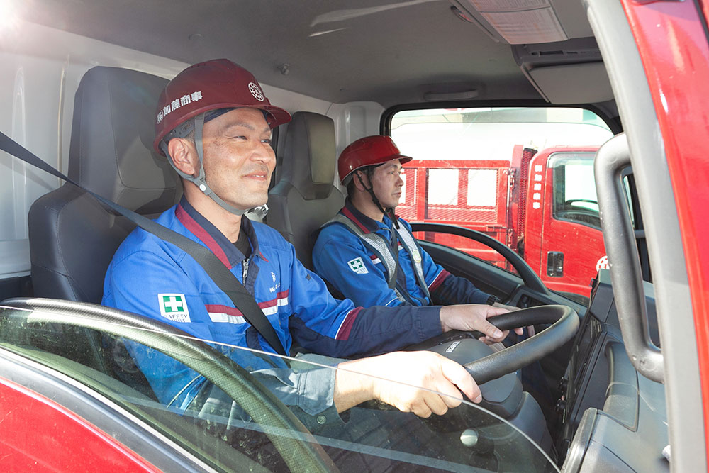 仕事内容は、ご家庭から出る資源やごみの収集作業。