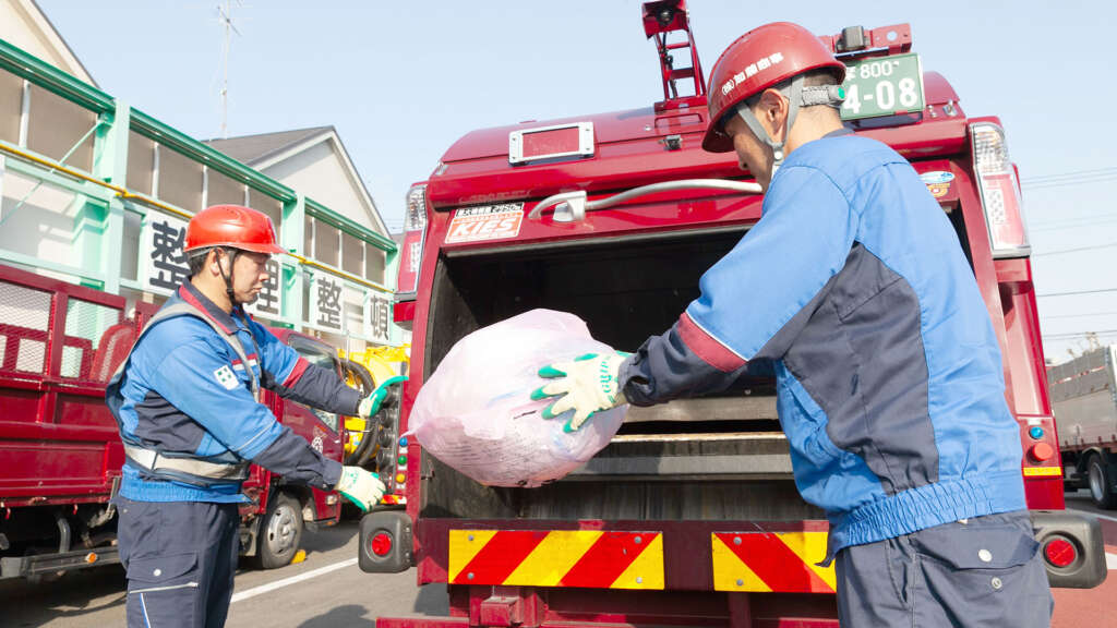 家庭ごみの収集を2人1組で行います。